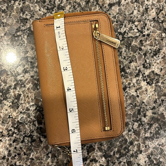 Tan/light brown Coach wallet. Lightly used condition - Picture 9 of 11
